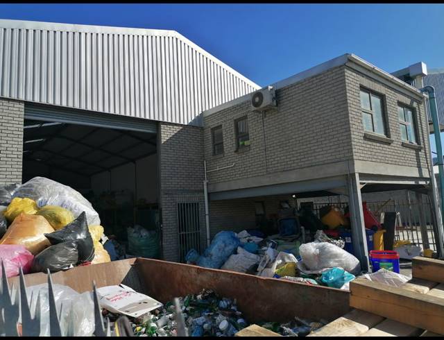 1,000M² WAREHOUSE FOR SALE IN RACING PARK